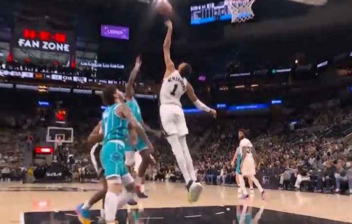 这么不信邪？迪亚巴特转身勾手被文班大帽 再强攻被干扰造成24秒